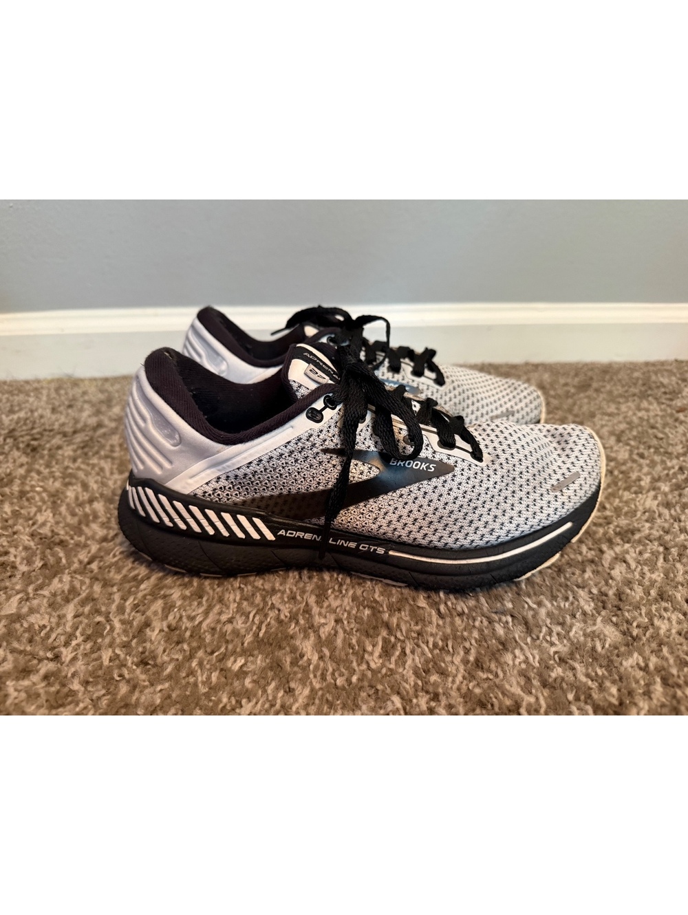 Brooks Adrenaline GTS 22 Running Shoe Size 7.5